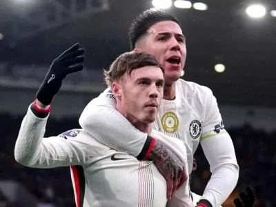 Cole Palmer ‘nổ súng’ hat-trick, Chelsea nghiền nát Wolves trong cơn mưa