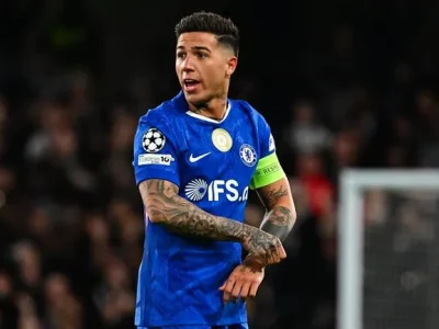 Enzo Fernandez xin lỗi Chelsea nhưng vẫn bị treo giò: HLV Rosenior nói gì về án phạt?