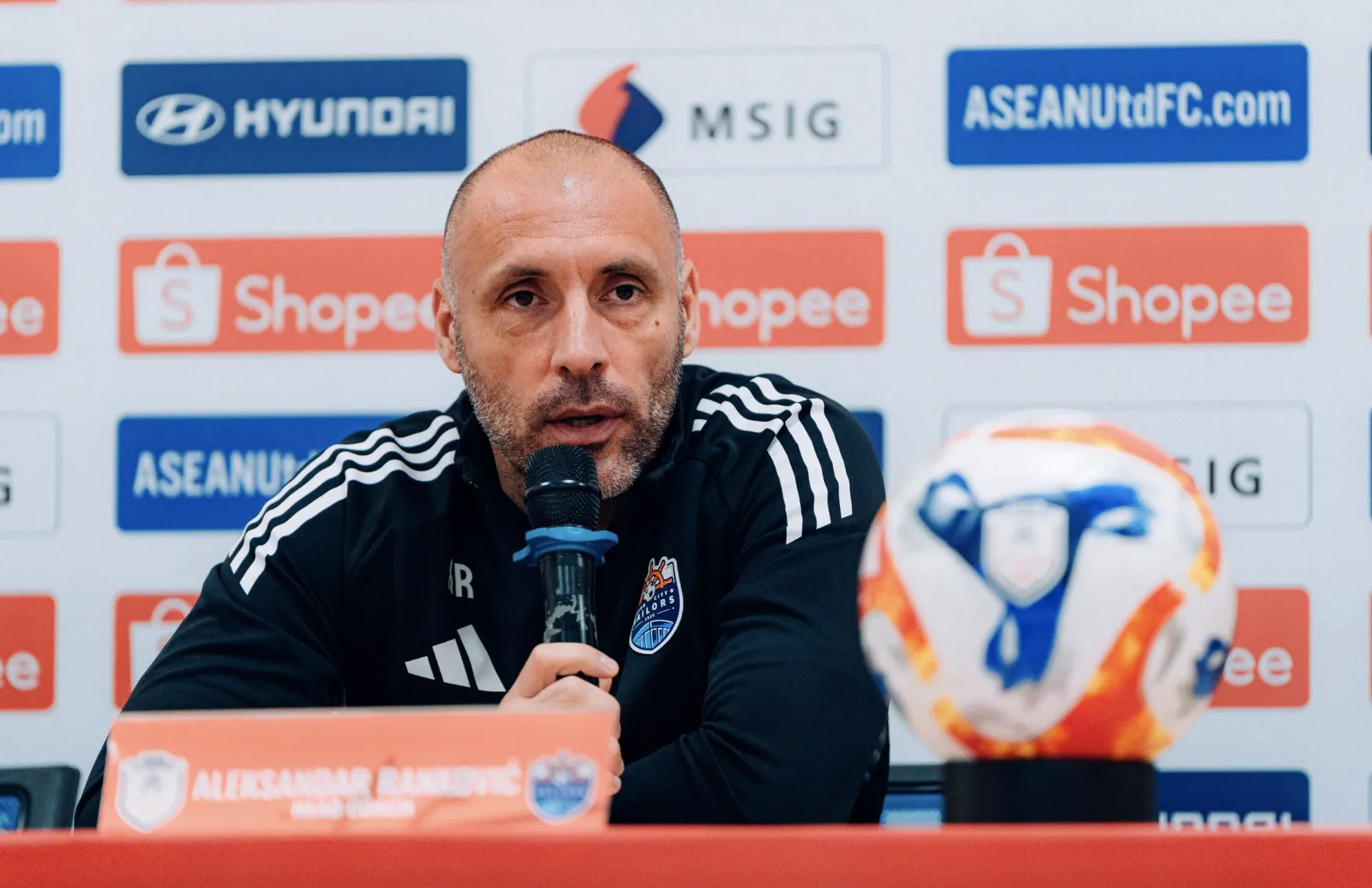 HLV Aleksandar Rankovic lo lắng trước trận gặp Nam Định