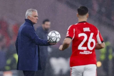 Sốc! Mourinho đánh bại Real Madrid, Benfica lách khe cửa hẹp Champions League 1
