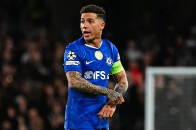 Enzo Fernandez xin lỗi Chelsea nhưng vẫn bị treo giò: HLV Rosenior nói gì về án phạt? 1